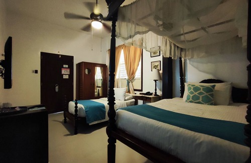 Taal Hotel | Paradores Del Castillo