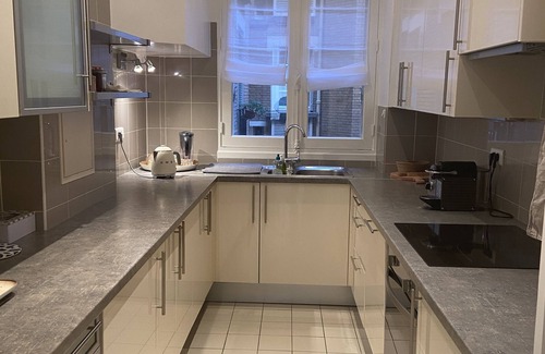 Quartier de l'Ecole-Militaire Apartment | Paris 7 è, 80 m2 very bright and residential in old building quality.