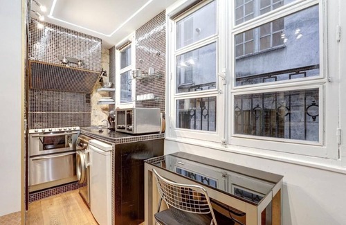 Les Halles Apartment | Paris Marais Tiny MERRISAS