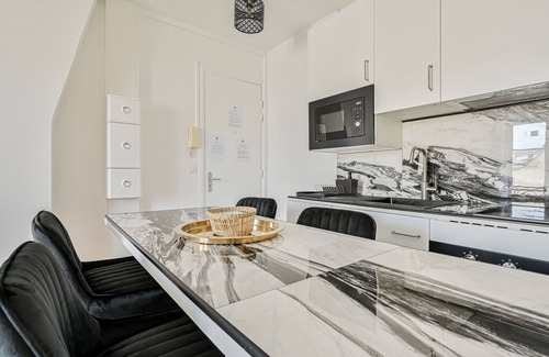Quartier Sainte-Avoye Apartment | Parisian Flat at Square Du Temple - N192