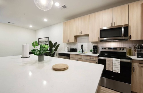 East Liberty Apartment | PARKING+HULU+GYM Near UPMC|Universities|Shopping
