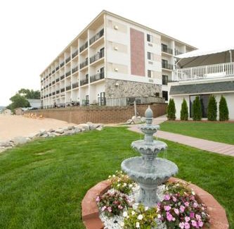Traverse City Hotel | Parkshore Resort