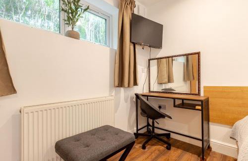 London Borough of Ealing Apartment | Parkside Haven, Modern 2-Bed Flat with Ensuites, Free Parking & Self Check-In