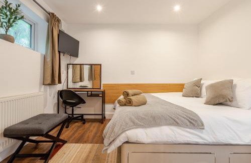 London Borough of Ealing Apartment | Parkside Haven, Modern 2-Bed Flat with Ensuites, Free Parking & Self Check-In