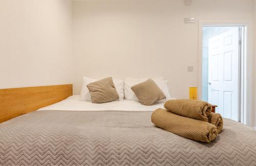 London Borough of Ealing Apartment | Parkside Haven, Modern 2-Bed Flat with Ensuites, Free Parking & Self Check-In