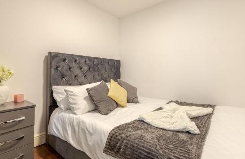 London Borough of Ealing Apartment | Parkside Haven, Modern 2-Bed Flat with Ensuites, Free Parking & Self Check-In