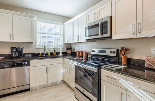 Midtown Apartment | Parkside KING SUITE in Midtown with FREE PARKING