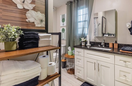 Midtown Apartment | Parkside KING SUITE in Midtown with FREE PARKING