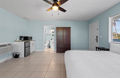 Fort Pierce Hotel | Partial Ocean View Hotel Room with Balcony- King Bed #1