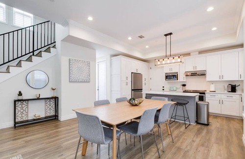Pasadena House | Pasadena Home- Walking Dist. to Rose Bowl Parade