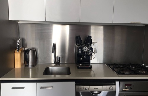 St Kilda Apartment | Pasadena Top Floor 1BR w balcony + free WiFi + parking