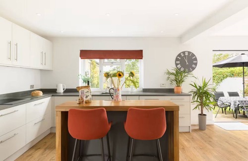 Bourton-on-the-Water House | Pass the Keys | Blossom Tree Cottage | Garden | Parking