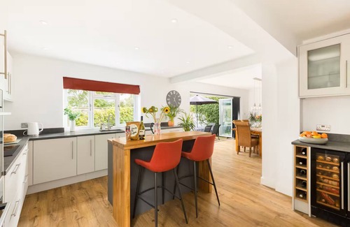 Bourton-on-the-Water House | Pass the Keys | Blossom Tree Cottage | Garden | Parking