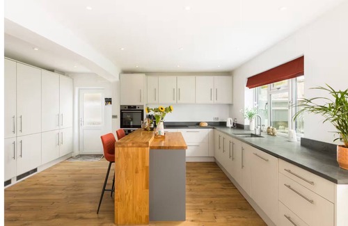 Bourton-on-the-Water House | Pass the Keys | Blossom Tree Cottage | Garden | Parking