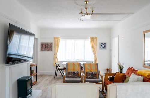 Sandbanks House | Pass the Keys | 3 bedroom bungalow perfectly located parking