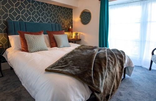 Shrewsbury Apartment | Pass the Keys | Art Deco inspired apartment with roof top views