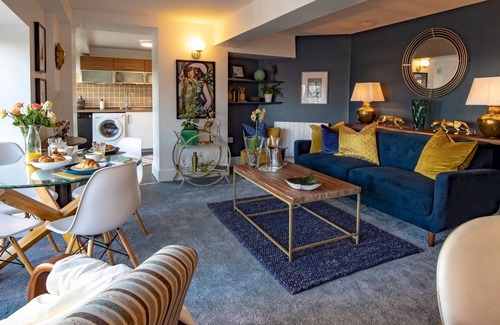 Shrewsbury Apartment | Pass the Keys | Art Deco inspired apartment with roof top views