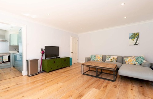 South Richmond Apartment | Pass the Keys | Beautiful Richmond Hill, parking and huge garden