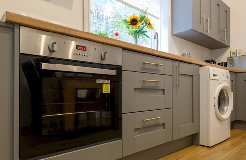 Brighouse House | Pass the Keys | Brighouse Central - Ideal For Workers