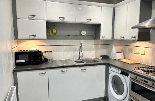 Edgware Apartment | Pass the Keys Central 2 Bed flat in Edgeware with Parking