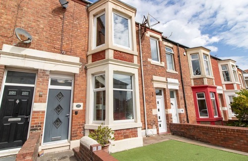 Cullercoats Apartment | Pass the Keys | Charming Seaside Retreat | 2BR Flat in Cullercoats