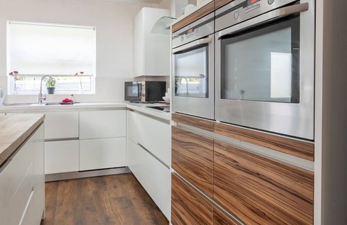 Basildon House | Pass the Keys | Comfortable home | Langdon Hills