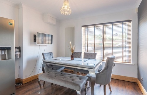 Basildon House | Pass the Keys | Comfortable home | Langdon Hills