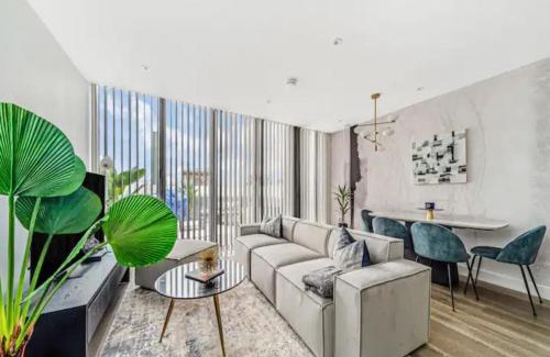 Munster Apartment | Pass the Keys Contemporary Fulham Penthouse with Large Balcony