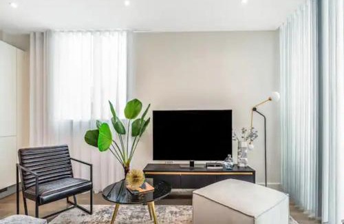 Munster Apartment | Pass the Keys Contemporary Fulham Penthouse with Large Balcony