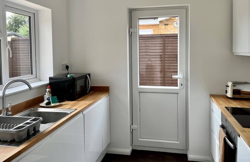 Leavesden House | Pass the Keys | Cosy Family Friendly Bungalow with Parking Sleeps6