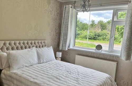 Leavesden House | Pass the Keys | Cosy Family Friendly Bungalow with Parking Sleeps6