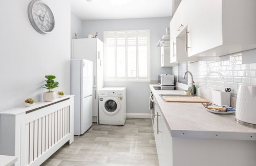Westcliff-on-Sea Apartment | Pass the Keys | Comfortable flat opposite sea