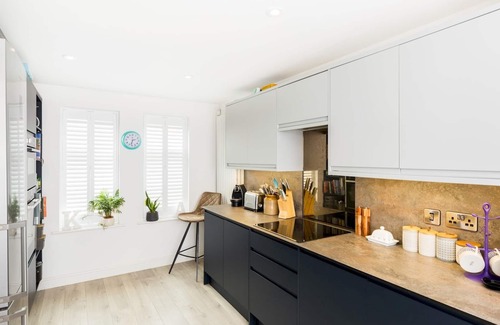 Warwick House | Pass the Keys | Large 4Bed Family Home, Warwick & Secure Parking