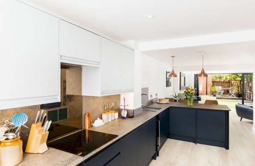 Warwick House | Pass the Keys | Large 4Bed Family Home, Warwick & Secure Parking