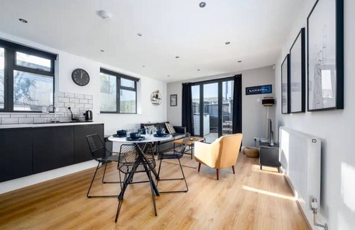 Blackheath Apartment | Pass the Keys | Modern and Bright Home Minutes From Central London
