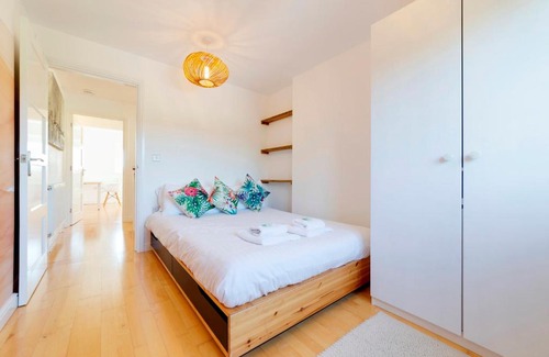 Trumpington House | Pass the Keys Modern & Spacious 1 Bed Terrace with Free Parking