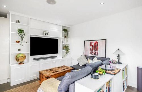 Roehampton Apartment | Pass the Keys Modern Terrace Apartment in Putney