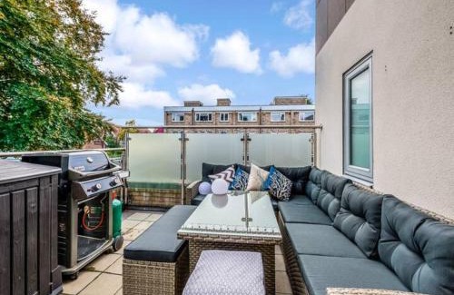Roehampton Apartment | Pass the Keys Modern Terrace Apartment in Putney
