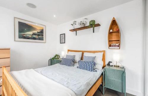 Roehampton Apartment | Pass the Keys Modern Terrace Apartment in Putney
