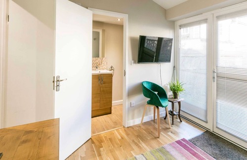 Arbury Apartment | Pass the Keys | *NEW* Self Contained Garden Annex 5☆ location