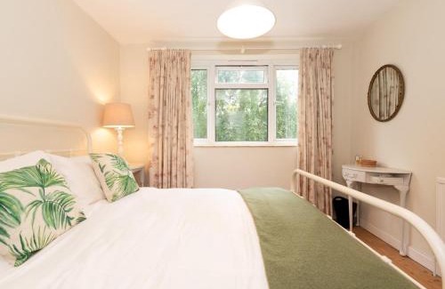 Kew Apartment | Pass the Keys Peaceful zen apartment with parking Kew London