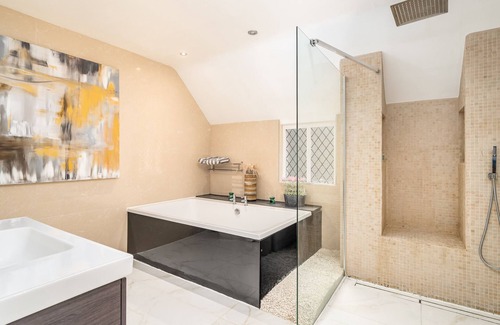 Radlett House | Pass the Keys | Prestigious 5 Bed Retreat Spacious Tranquil Haven