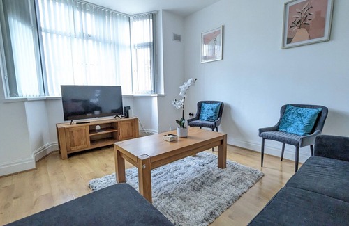 Seisdon House | Pass the Keys | Spacious Comfortable 3 Bedroom House