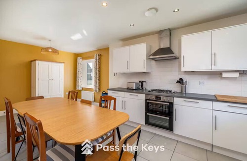 Marcham House | Pass the Keys | Spacious, Modern Family Home - 20 mins to Oxford