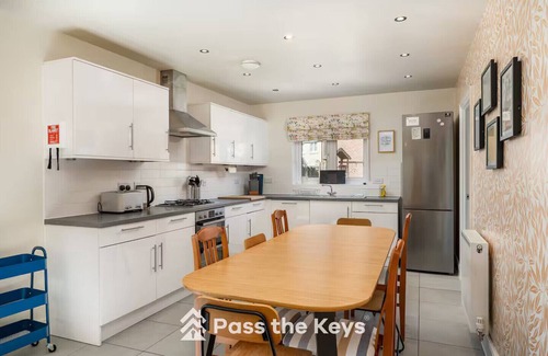 Marcham House | Pass the Keys | Spacious, Modern Family Home - 20 mins to Oxford