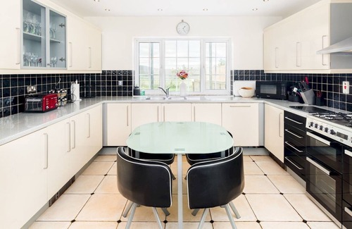 Wellesbourne House | Pass the Keys | SPACIOUS Modern 5 Bed, Sleeps up to 12 & Parking