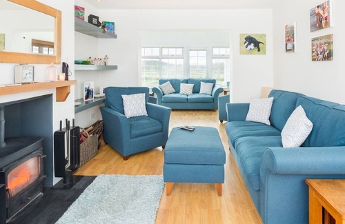 Wellesbourne House | Pass the Keys | SPACIOUS Modern 5 Bed, Sleeps up to 12 & Parking