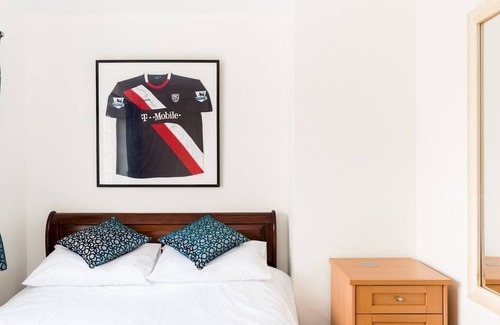 Wellesbourne House | Pass the Keys | SPACIOUS Modern 5 Bed, Sleeps up to 12 & Parking