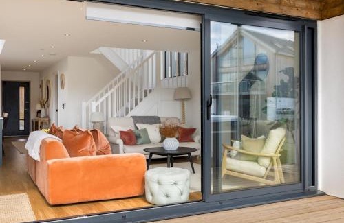 Cirencester House | Pass the Keys Stunning 5 bedroom lake-house hot tub views