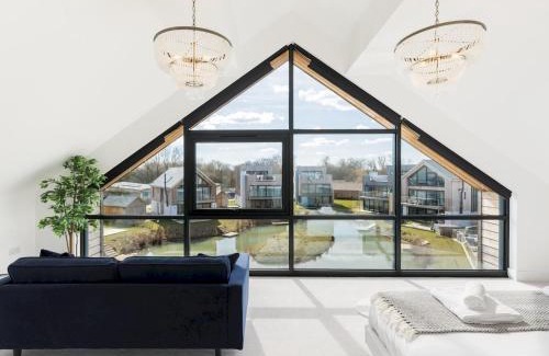 Cirencester House | Pass the Keys Stunning 5 bedroom lake-house hot tub views